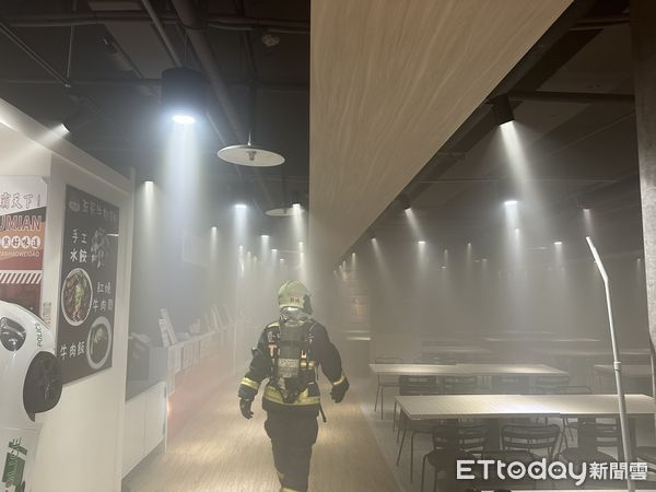 ▲中興大學圓廳美食街深夜起火，疑電線外皮燒熔。（圖／民眾提供）