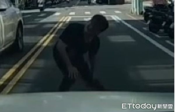 ▲苗栗縣竹南鎮一名「碰瓷哥」涉嫌製造假碰撞謀財            ，被識破還拍打被害人轎車，警方將依公危和詐欺罪嫌偵辦。（圖／記者楊永盛翻攝）