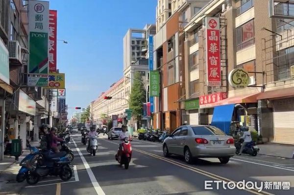 ▲苗栗縣竹南鎮一名「碰瓷哥」涉嫌製造假碰撞謀財            ，被識破還拍打被害人轎車，警方將依公危和詐欺罪嫌偵辦。（圖／記者楊永盛翻攝）