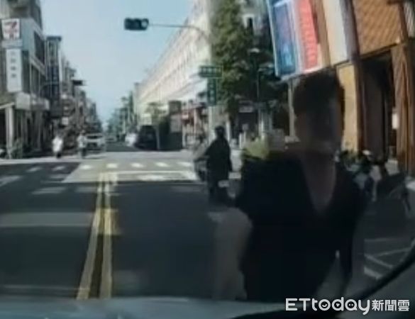 ▲苗栗縣竹南鎮一名「碰瓷哥」涉嫌製造假碰撞謀財            ，被識破還拍打被害人轎車，警方將依公危和詐欺罪嫌偵辦。（圖／記者楊永盛翻攝）