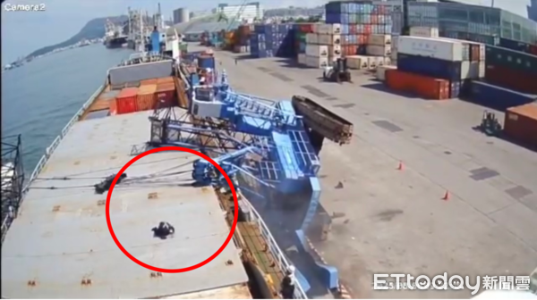 ▲▼畫面曝光！高雄港吊車翻覆撞貨船「2貨櫃落海」　駕駛逃死癱軟趴地。（圖／民眾提供）