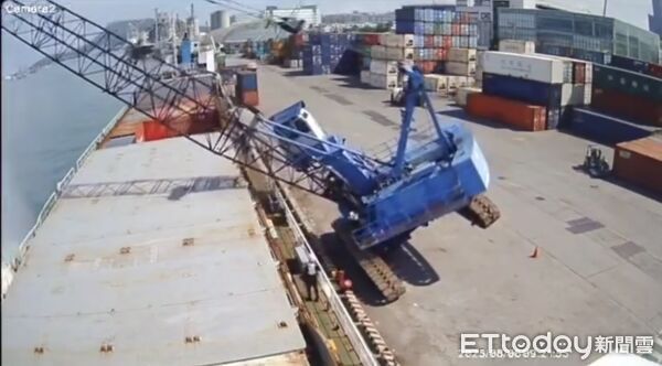▲▼畫面曝光！高雄港吊車翻覆撞貨船「2貨櫃落海」　駕駛逃死癱軟趴地。（圖／民眾提供）