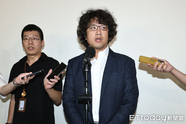 ▲立委沈伯洋出席國防及外交委員會不公開會議。（圖／記者林敬旻攝）