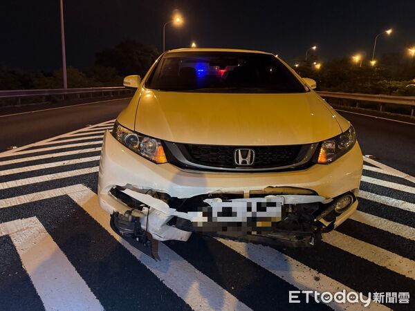 ▲國道1號永康段發生半聯結車爆胎事故，胎皮掉落釀11車連環撞，造成2人輕傷送醫。（記者林東良翻攝，下同）