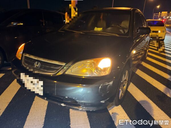 ▲國道1號永康段發生半聯結車爆胎事故，胎皮掉落釀11車連環撞，造成2人輕傷送醫。（記者林東良翻攝，下同）