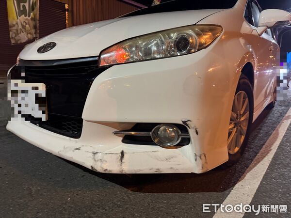 ▲國道1號永康段發生半聯結車爆胎事故，胎皮掉落釀11車連環撞，造成2人輕傷送醫。（記者林東良翻攝，下同）