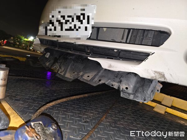 ▲國道1號永康段發生半聯結車爆胎事故，胎皮掉落釀11車連環撞，造成2人輕傷送醫。（記者林東良翻攝，下同）