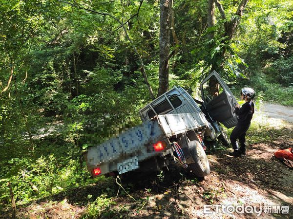 ▲▼台東民眾「墜落懸崖」！受困車內急求救　警消馳援中。（圖／記者楊晨東翻攝）