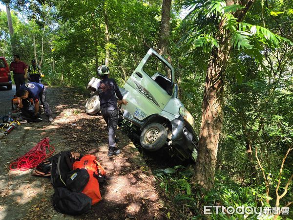 ▲▼台東民眾「墜落懸崖」！受困車內急求救　警消馳援中。（圖／記者楊晨東翻攝）
