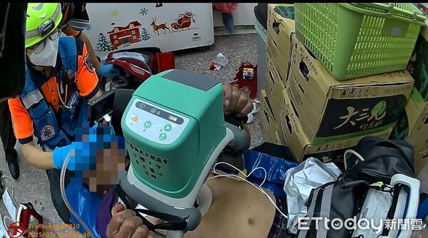 ▲台南消防局成功在歸仁一間超商內執行首例「院前雙重連續性去顫電擊（DSED）」，救回倒地失去意識男子一命。（記者林東良翻攝，下同）