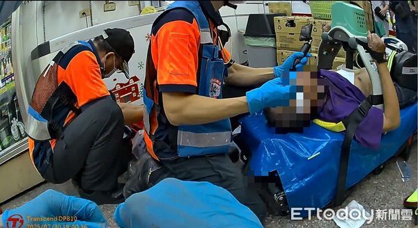 ▲台南消防局成功在歸仁一間超商內執行首例「院前雙重連續性去顫電擊（DSED）」，救回倒地失去意識男子一命。（記者林東良翻攝，下同）