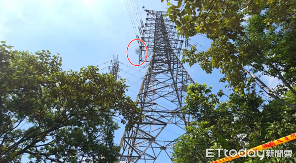 ▲▼桃園高壓電塔離奇死亡案，特搜成功將男子遺體吊掛至地面。（圖／記者沈繼昌翻攝）