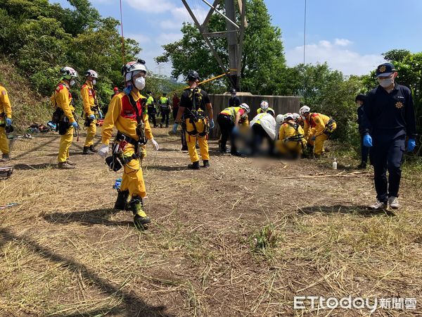 ▲▼桃園高壓電塔離奇死亡案，特搜成功將男子遺體吊掛至地面。（圖／記者沈繼昌翻攝）
