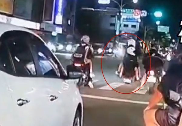 ▲台南市中華東路二段6日晚間傳出機車綠燈起步翹孤輪失控摔車，後座乘客當場倒地爬不起。（圖／翻攝自社會事新聞影音，下同）