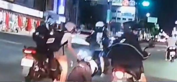 ▲台南市中華東路二段6日晚間傳出機車綠燈起步翹孤輪失控摔車，後座乘客當場倒地爬不起。（圖／翻攝自社會事新聞影音，下同）