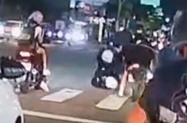 ▲台南市中華東路二段6日晚間傳出機車綠燈起步翹孤輪失控摔車，後座乘客當場倒地爬不起。（圖／翻攝自社會事新聞影音，下同）