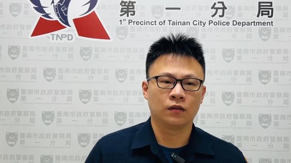 ▲台南市中華東路二段6日晚間傳出機車綠燈起步翹孤輪失控摔車，後座乘客當場倒地爬不起。（圖／翻攝自社會事新聞影音，下同）