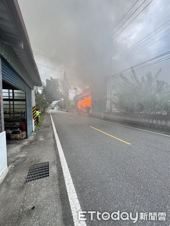 ▲▼木造鐵皮屋起火引起巨大火舌及濃煙，消防人員趕到現場已全面燃燒。（圖／花蓮消防局提供，下同）