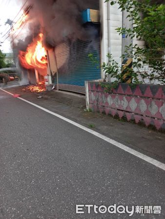 ▲▼木造鐵皮屋起火引起巨大火舌及濃煙，消防人員趕到現場已全面燃燒。（圖／花蓮消防局提供，下同）