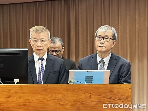 ▲▼教育部長鄭英耀（右）與台師大校長吳正己（左）到立法院備詢。（圖／記者許敏溶攝）