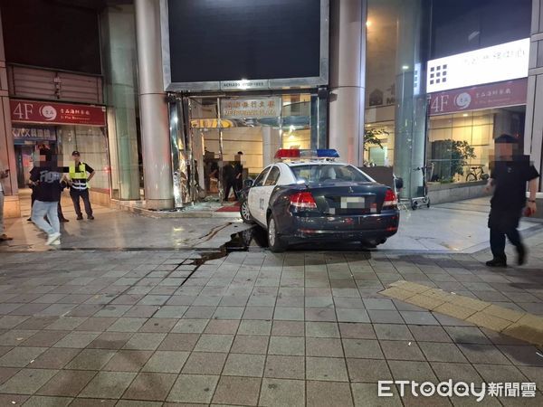▲7日凌晨北市大安區威斯汀酒店發生警客衝突，警車趕赴現場支援卻煞車失靈衝撞酒店一樓大廳。（圖／記者張君豪翻攝）
