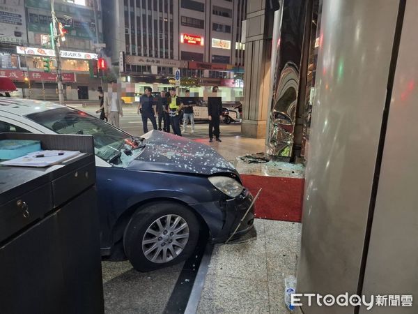 ▲7日凌晨北市大安區威斯汀酒店發生警客衝突，警車趕赴現場支援卻煞車失靈衝撞酒店一樓大廳。（圖／記者張君豪翻攝）