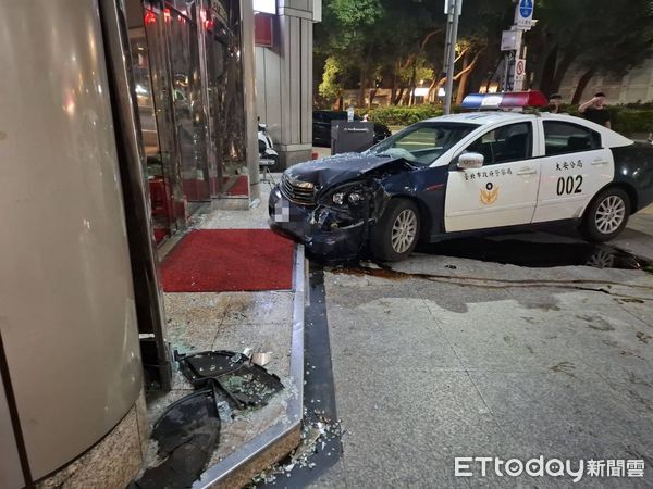 ▲7日凌晨北市大安區威斯汀酒店發生警客衝突，警車趕赴現場支援卻煞車失靈衝撞酒店一樓大廳。（圖／記者張君豪翻攝）