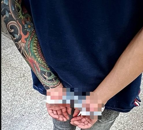 ▲彰化警方逮捕一名滿手刺青自稱「北院書記官」。（圖／警方提供）