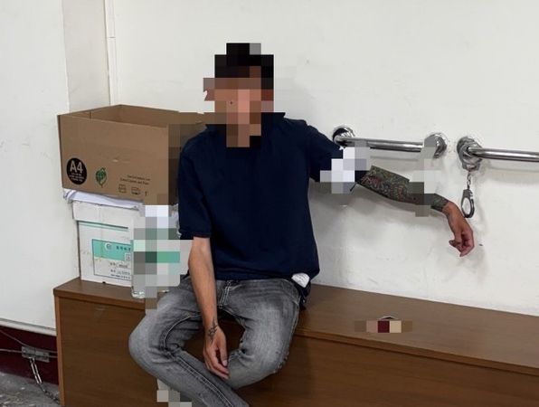 ▲彰化警方逮捕一名滿手刺青自稱「北院書記官」。（圖／警方提供）