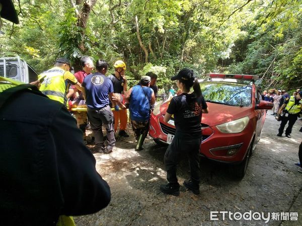 ▲▼台東車輛衝出邊坡「掛半空中」，警消趕赴現場救人。（圖／記者楊晨東翻攝）