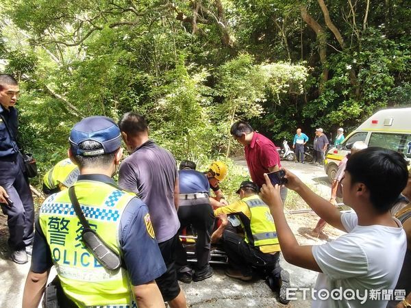 ▲▼台東車輛衝出邊坡「掛半空中」，警消趕赴現場救人。（圖／記者楊晨東翻攝）