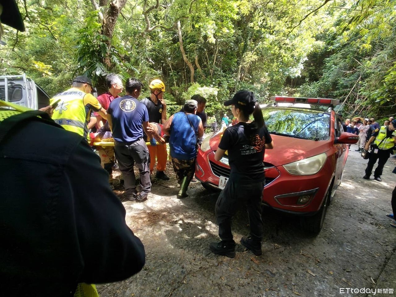 車衝出邊坡「掛半空中」險墜谷！　駕駛獲救急喊：鑰匙要拔起來