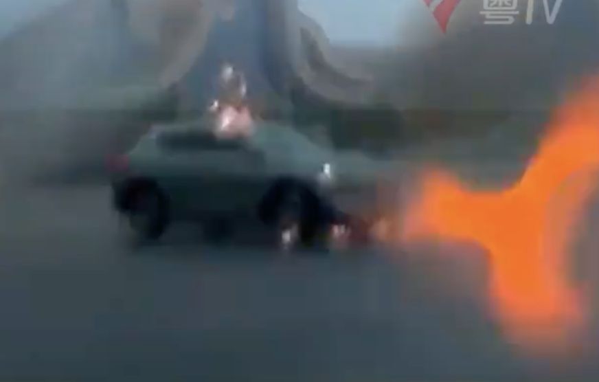 ▲廣西民眾意外拍下雷電擊中汽車的驚險瞬間。（圖／翻攝微博）