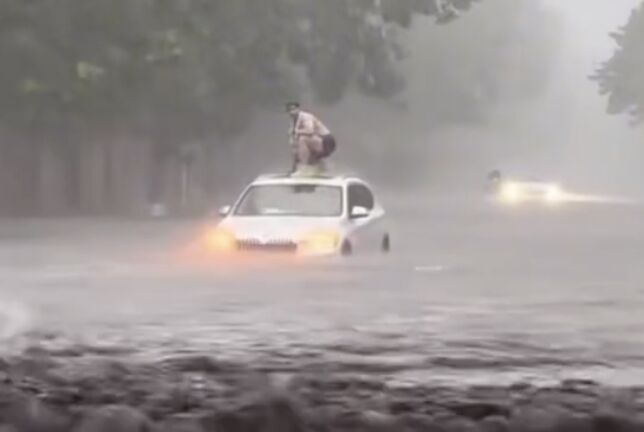 ▲鄭州暴雨，市區瞬間汪洋一片。（圖／翻攝微博）
