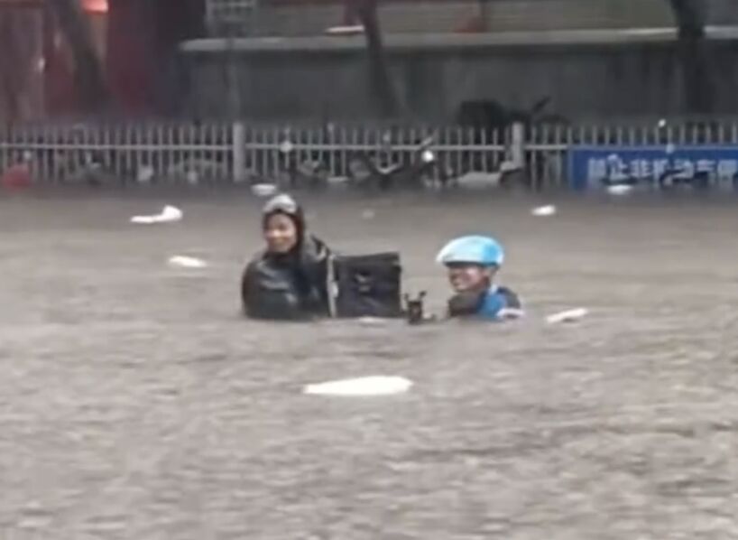 ▲鄭州暴雨，市區瞬間汪洋一片。（圖／翻攝微博）