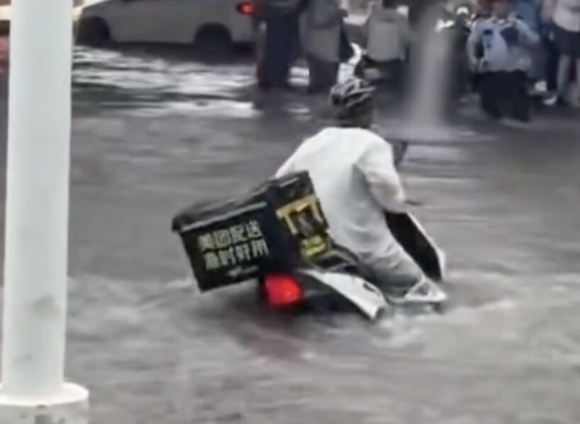 ▲鄭州暴雨，市區瞬間汪洋一片。（圖／翻攝微博）