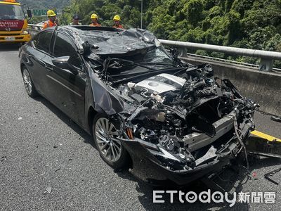 國5坪林段緩衝車遭撞!依賴輔助駕駛釀禍 車頭爛毀慘狀曝