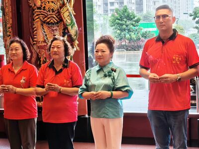 白冰冰宮廟出外景…突臉色慘白! 「一掛護身符」湧出黑色嘔吐物