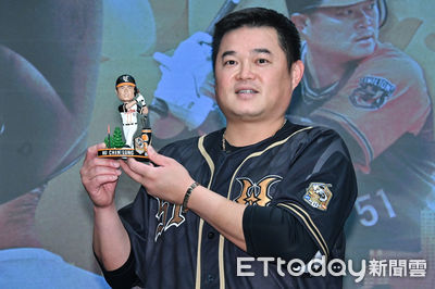 胡金龍引退LOGO「道奇藍、統一橘」藏巧思 揮桿公仔吸睛