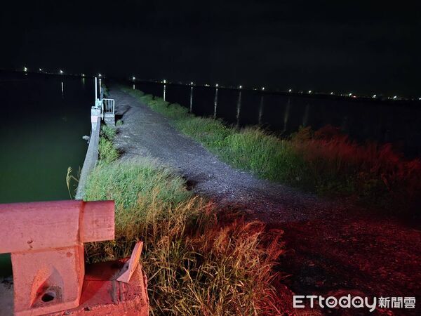 ▲台南將軍區6日晚間於北航道八號水門發現1具浮屍，消防人員迅速打撈上岸。（民眾提供）