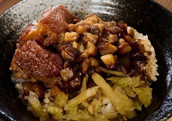 ▲高雄宵夜傳奇「老二腿庫飯」插旗台南。（圖／取自老二腿庫飯桃園店臉書）