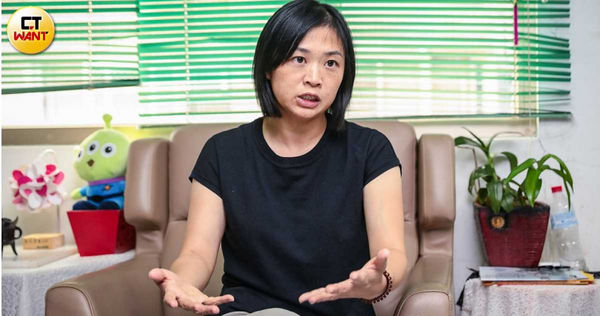 新北市議員鄭宇恩要求社會局徹查此事，讓專業團隊接手，以全面保護孩子身心健康。（圖／黃耀徵攝）