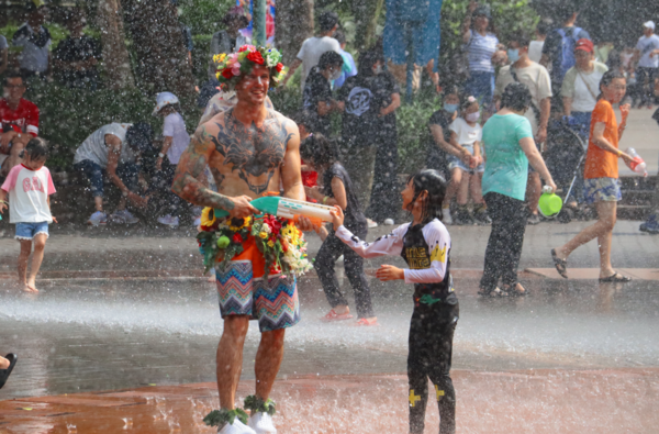 ▲六福村推出「爸爸我愛您」父親節專屬優惠，8月8日至8月10日限時三天免費,《光之祭典》高空煙火秀。（圖／業者提供）