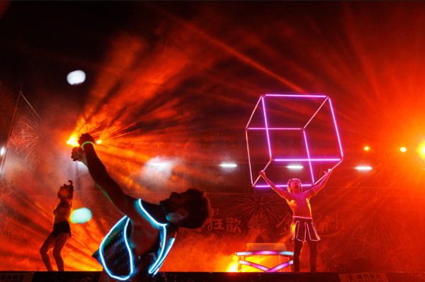 ▲六福村推出「爸爸我愛您」父親節專屬優惠，8月8日至8月10日限時三天免費,《光之祭典》高空煙火秀。（圖／業者提供）