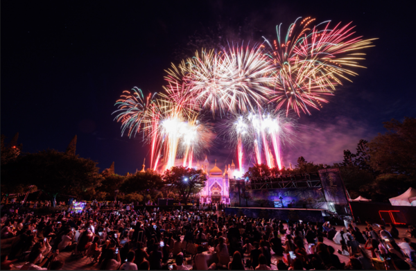 ▲六福村推出「爸爸我愛您」父親節專屬優惠，8月8日至8月10日限時三天免費,《光之祭典》高空煙火秀。（圖／業者提供）