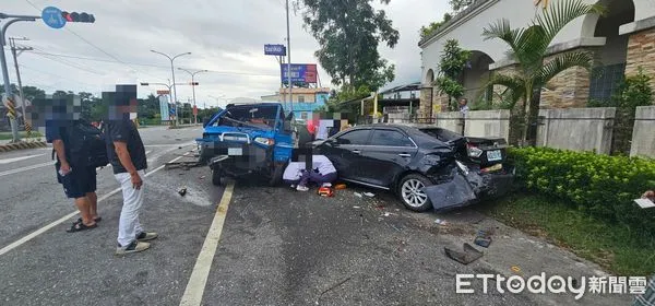 ▲▼警消將被壓在車底江姓婦人救出送醫，但仍因傷勢嚴重不治。（圖／新城警分局提供，下同）
