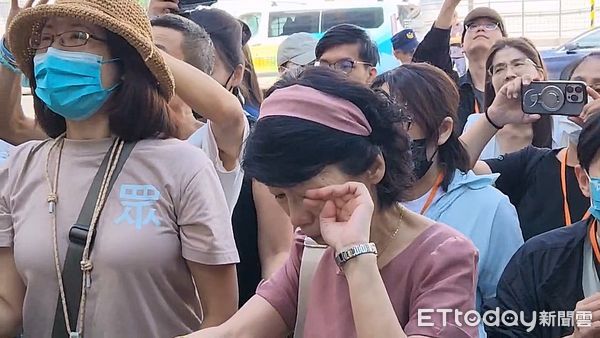 ▲▼柯文哲妻子陳佩琪7日到台北地院旁聽丈夫開庭，遠遠張望囚車抵達，數度拭淚。（圖／記者黃哲民翻攝）