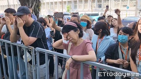 ▲▼柯文哲妻子陳佩琪7日到台北地院旁聽丈夫開庭，遠遠張望囚車抵達，數度拭淚。（圖／記者黃哲民翻攝）