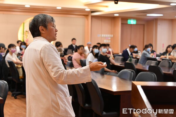 ▲▼骨科部由姚定國醫師分享「手術醫師角色及ERAS介入」，強調病人與團隊共同參與，是ERAS成功關鍵。（圖／慈濟醫學中心提供，下同）