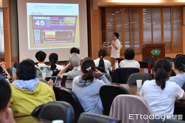 ▲▼骨科部由姚定國醫師分享「手術醫師角色及ERAS介入」，強調病人與團隊共同參與，是ERAS成功關鍵。（圖／慈濟醫學中心提供，下同）